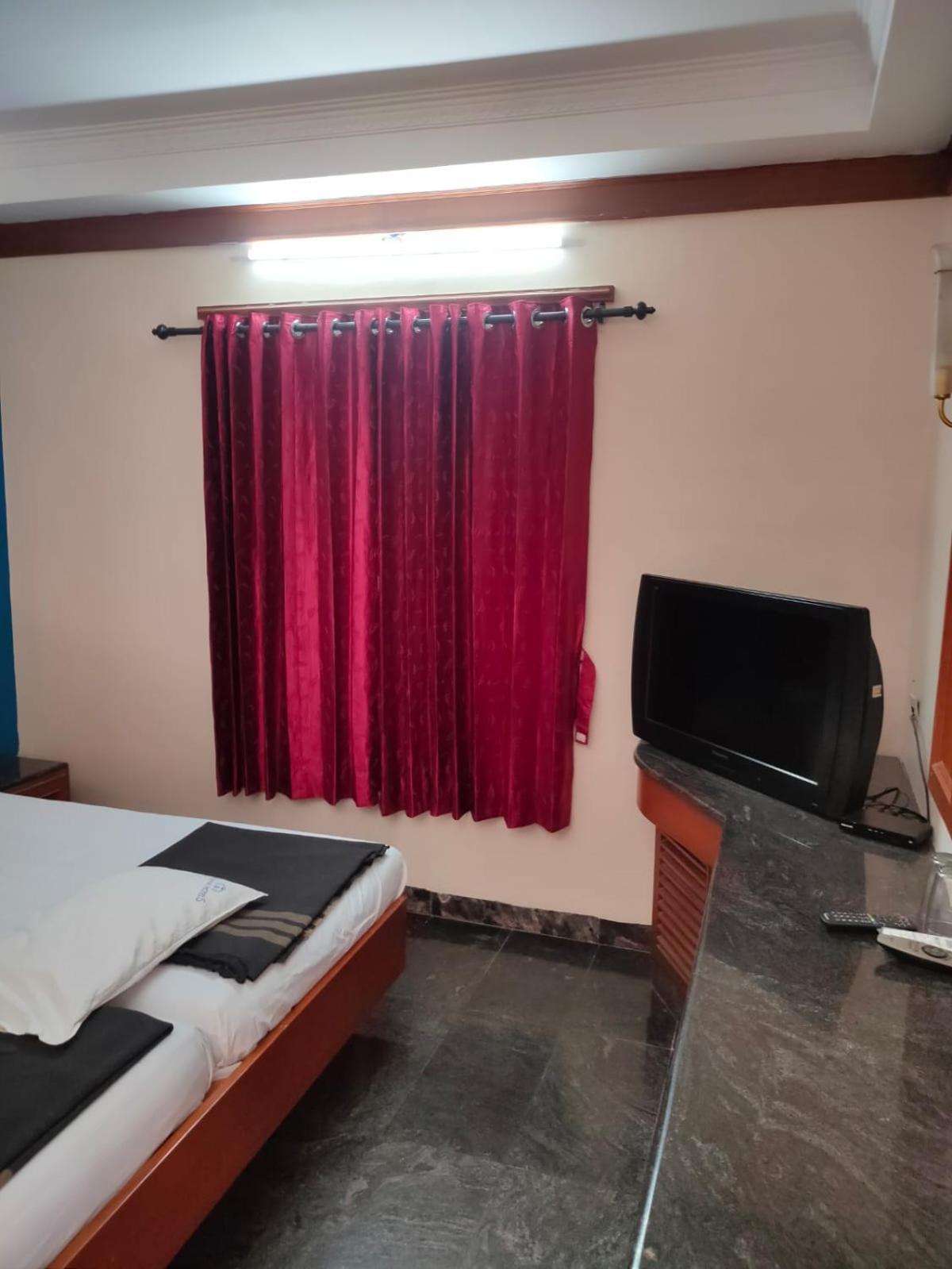 Anjana Hotels Theni Exterior photo